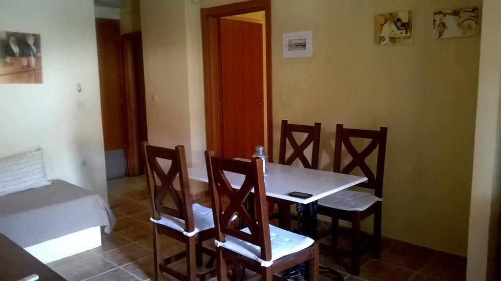 Ydna Family Hotel Apartments Possidi Bilik gambar